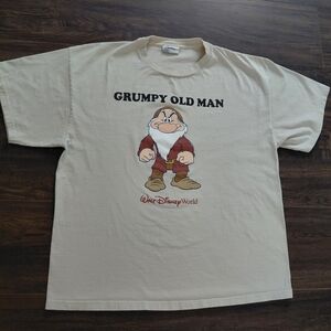 Disney T Shirt – Grumpy Old Man – Snow White Dwarf Graphic – Beige - L